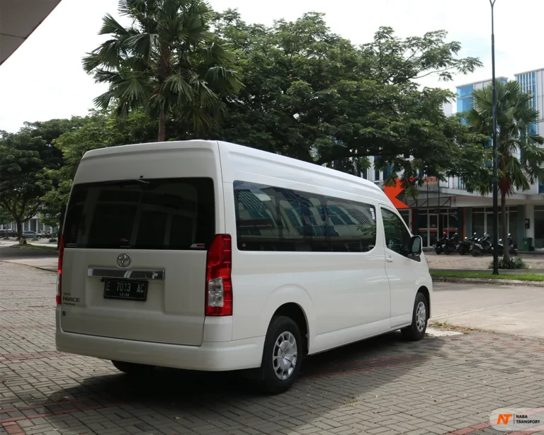 sewa hiace premio - tampak belakang