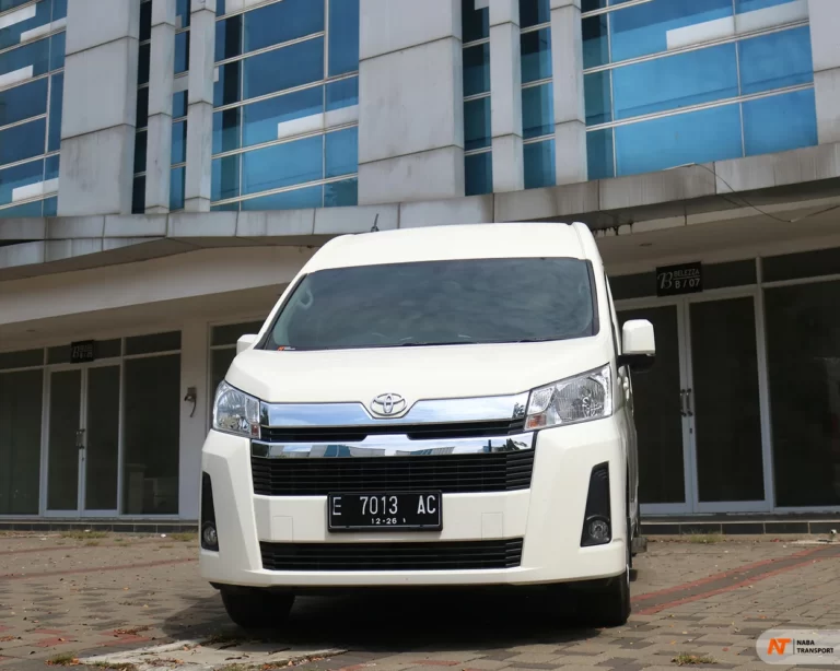 sewa hiace premio - tampak depan
