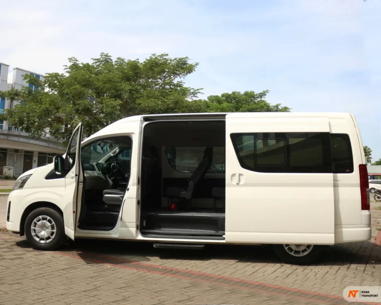 sewa hiace premio - tampak samping