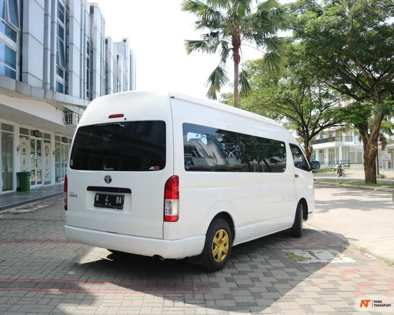 sewa hiace - tampak belakang samping