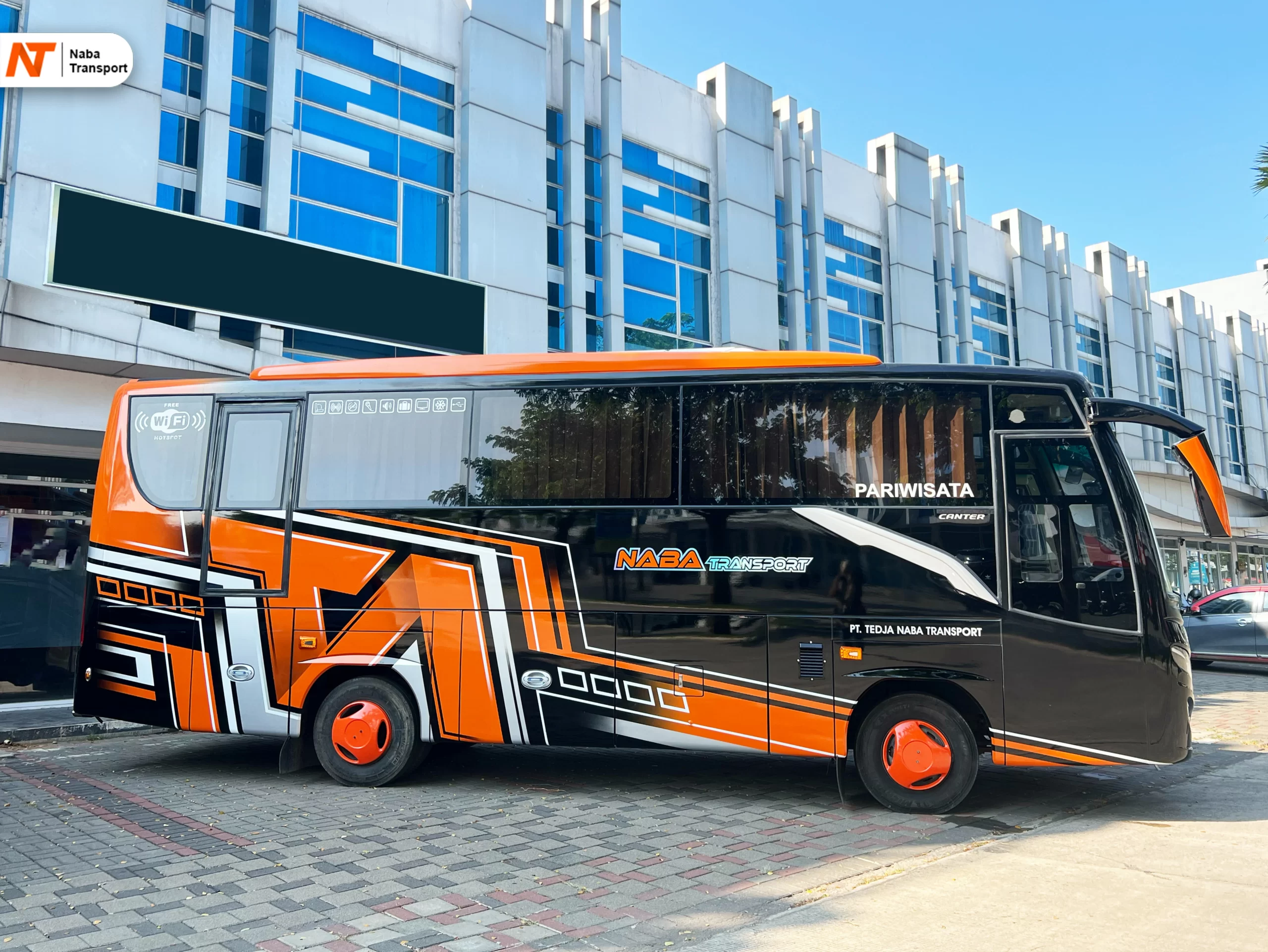 bepergian bersama rombongan dengan mobil besar