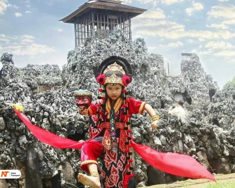 Tari Topeng di SunyaragiSource by Data Wisatali