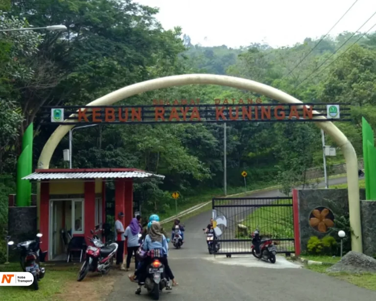 Pintu masuk kebun raya source by Kompas.com